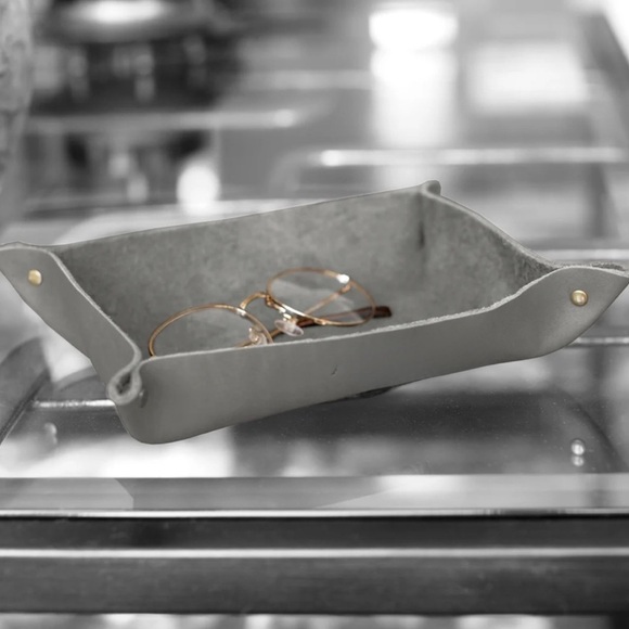 Leather Rivet Valet Catchall Tray - Picture 6 of 12